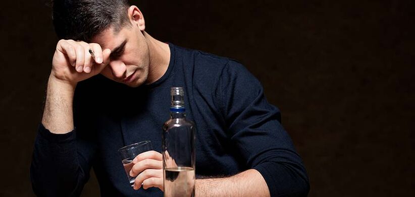 L'homme boit de l'alcool comment arrêter la photo 1