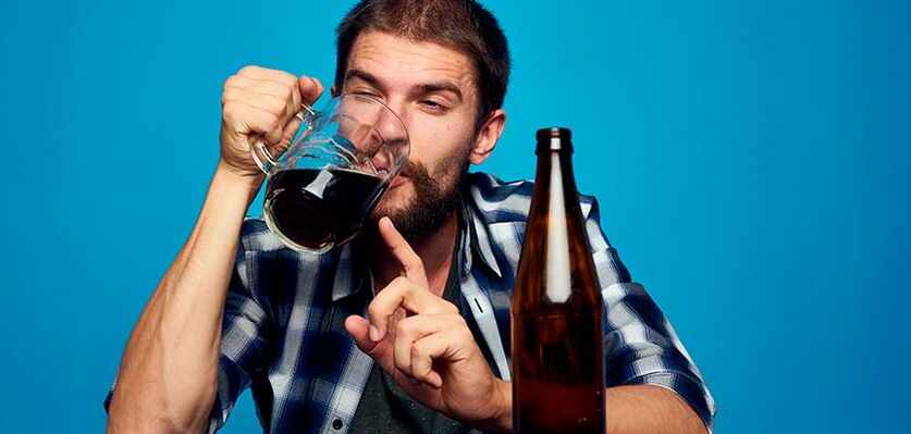 L'homme boit de l'alcool comment arrêter la photo 2